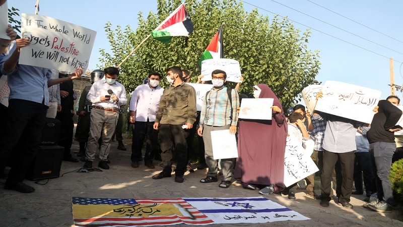 İranlı üniversiteliler, Tahran'daki BAE Büyükelçiliği önünde protesto gösterisi düzenledi