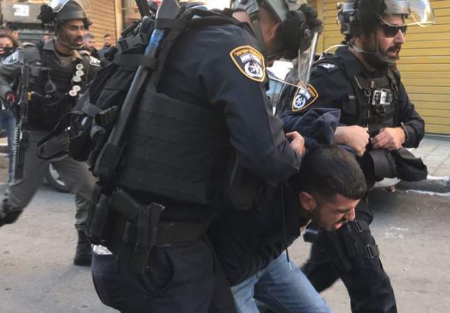 قوات العدو الصهيوني تعتقل سبعة فلسطينيين من الضفة الغربية