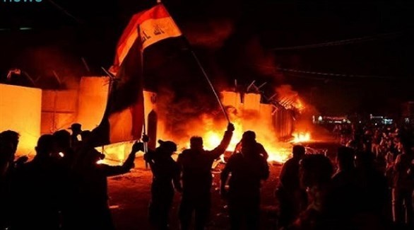 محتجون يضرمون النار في مكتب مجلس النواب في البصرة بجنوب العراق