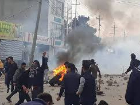 محتجون يضرمون النيران في مقار الاحزاب والمباني الحكومية بإقليم كردستان العراق