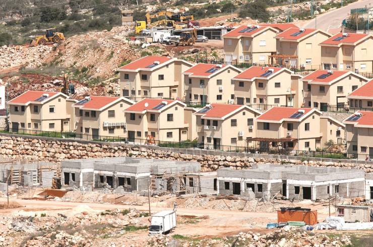 مستوطنون يقيمون بؤرة استيطانية جنوب الخليل وقوات العدو تعتقل تسعة فلسطينيين