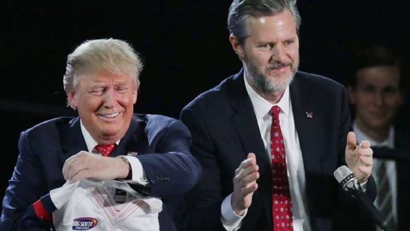 USA, si dimette per scandalo sessuale predicatore amico di Trump
