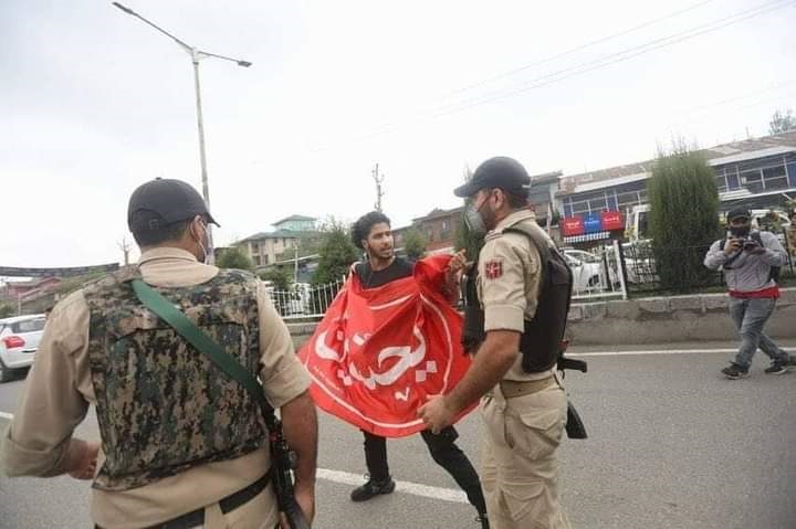 سرینگر عزاداروں پر پولیس کا تشدد، متعدد عزادار زخمی، درجنوں گرفتار