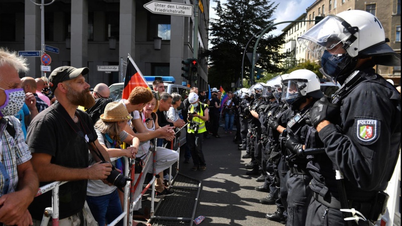ドイツ警察が、コロナ関連制限措置に反対するデモ隊を襲撃