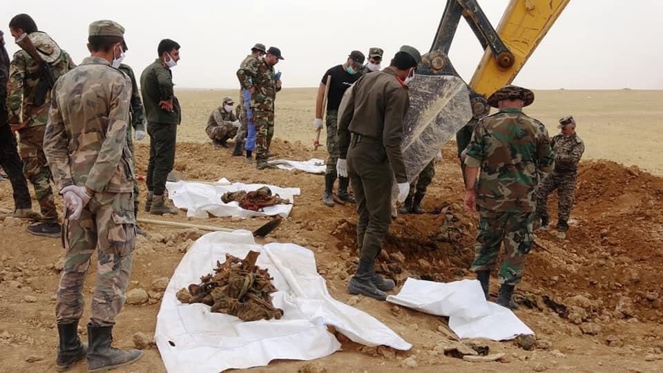 العثور على 57 جثة لجنود سوريين في مقبرة جماعية بريف الرقة