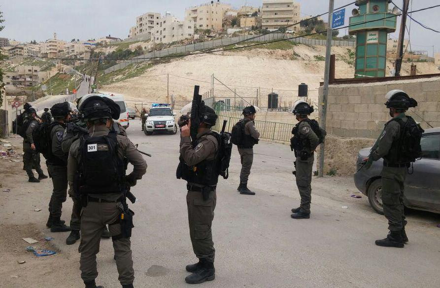 قوات العدو الصهيوني تصيب شابا فلسطينيا بزعم دهسه جنديين جنوب نابلس