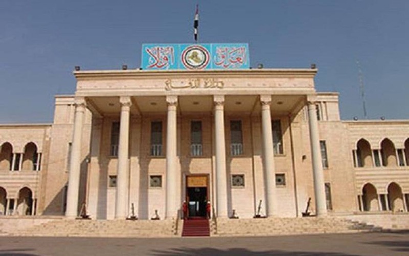 الكاظمي يمنع رفع أي علم غير العلم العراقي فوق مباني الوزارات والأجهزة الأمنية وهيأة الحشد