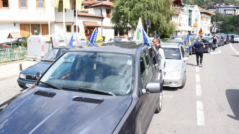     Defile u Sarajevu: Autima, trubama i zastavama protiv terora nad Bošnjacima Crne Gore