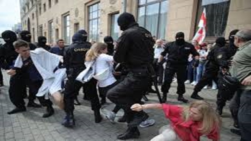 Minsk'te onlarca protestocu gözaltına alındı