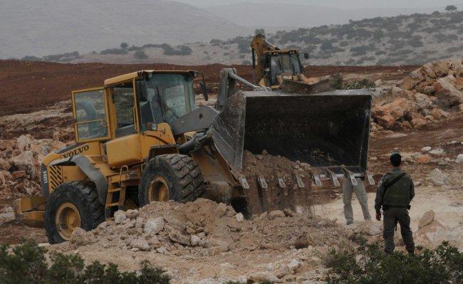قوات العدو الصهيوني تتوغل وتجرف أراضي الفلسطينيين جنوب غزة