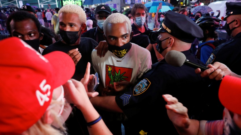 USA, proteste e scontri a Portland: 60 arresti