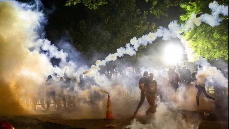 米国の反人種主義デモで、警察が催涙ガス　参加者に異常症状