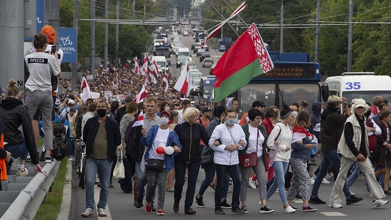 Десятки тысяч демонстрантов вышли на улицы Белоруссии, протестуя против правительства