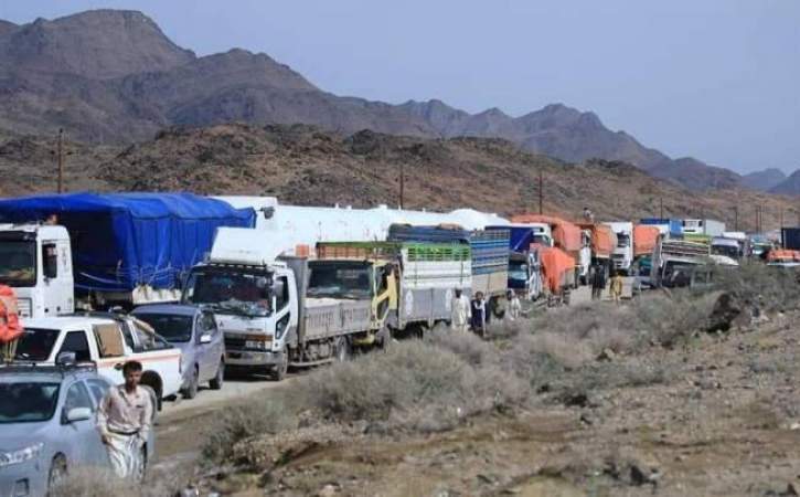 مرتزقة العدوان يقطعون الطريق أمام المسافرين في مأرب