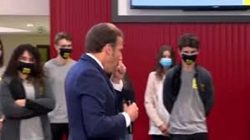 Francia, gaffe di Macron: si toglie la mascherina per schiarirsi la gola