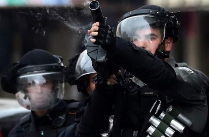إصابة شاب فلسطيني بقنبلة غاز أطلقها جنود صهاينة