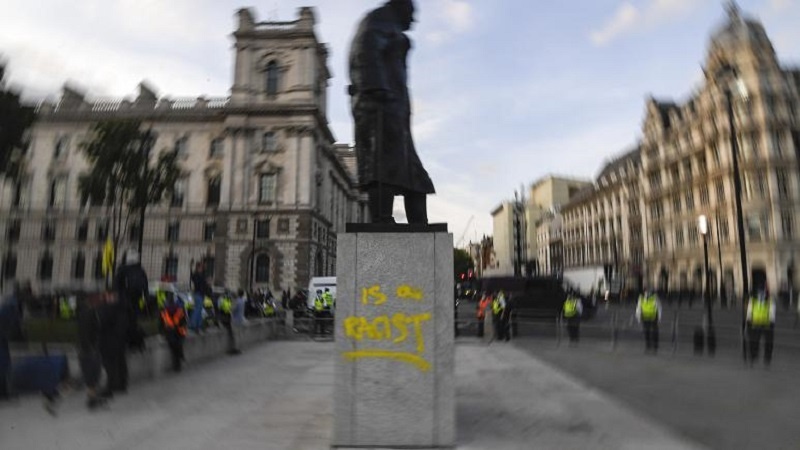 "Он - расист", - написали протестующие против расовой дискриминации на постаменте статуи Черчилля