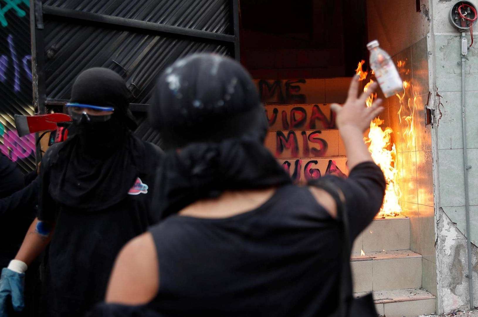 مكسيكيات غاضبات يشعلن النار في مبنى حكومي + (صور)