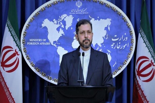 مایک پەمپەئۆ با لە ئاوێنە سەیری خۆی بکات