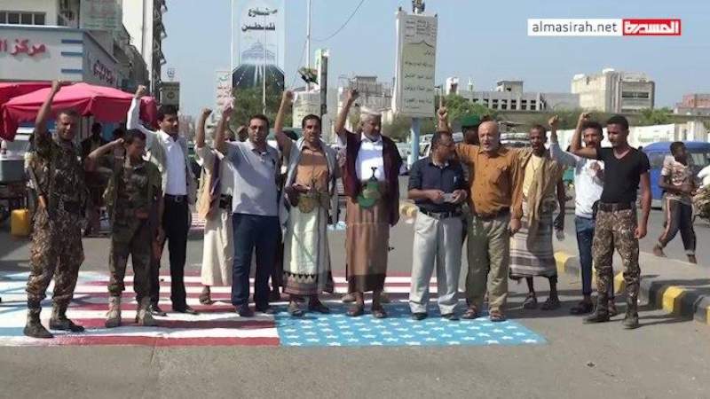 رفضاً للتطبيع .. السلطة المحلية في الحديدة تغير اسم شارع زايد إلى شارع فلسطين     