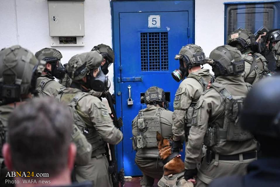 Israeli forces raid cells of Palestinian prisoners in Ofer, injure dozens