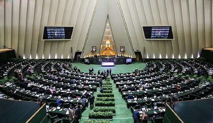 البرلمان الايراني يقدم مشروع قرار بصفة "عاجل جدا" لمواجهة الاجراءات العدائية الامريكية 