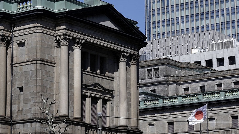 日銀が金融政策を維持、「景気は持ち直しつつある」