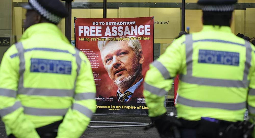 Trump ofereceu perdão a Assange em troca de fonte de e-mails vazados, diz advogada