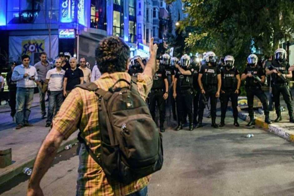 الشرطة البريطانية تفرق محتجين في لندن ضد إجراءات العزل العام