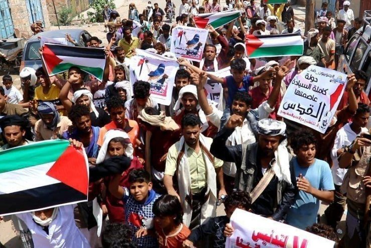 متظاهرون يحرقون أعلام "اماراتية واسرائيلية" في سقطري اليمنية