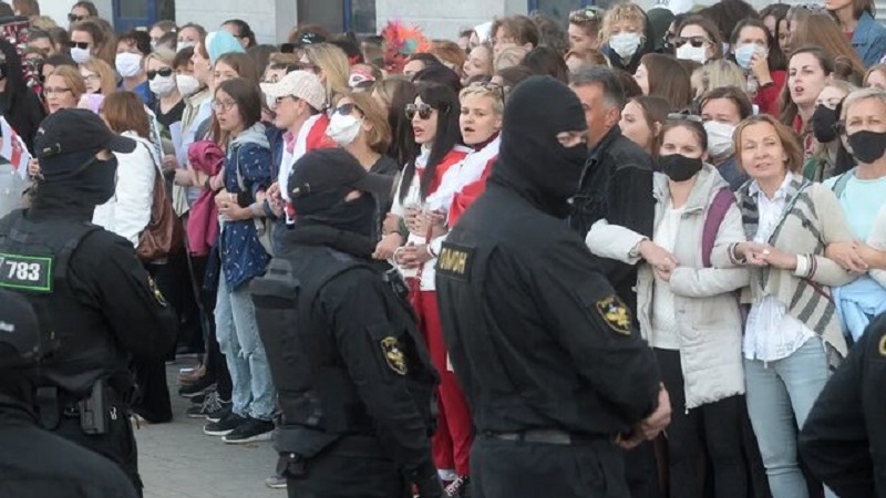 В антиправительственных акциях в Беларуси задержаны сотни женщин