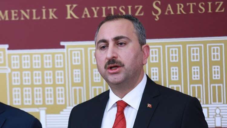 وزير العدل التركي يدين الإساءة إلى أردوغان ويدعو نظيره اليوناني إلى اتخاذ إجراءات