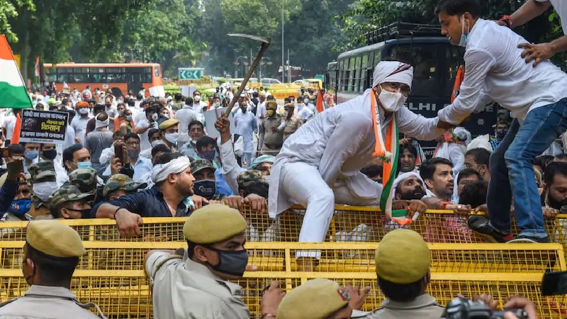 कृर्षि बिल का विरोध संसद से सड़कों तक, मोदी सरकार डौमेज कंट्रोल में जुटी तो विपक्ष का बहिष्कार