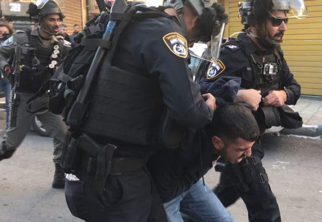 قوات العدو الصهيوني تعتقل 5 فلسطينيين من الضفة الغربية 