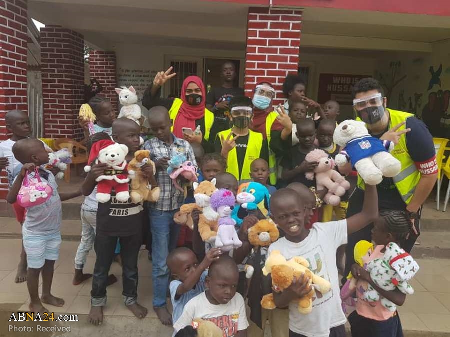 Distribuição de cestas básicas entre os órfãos pelos membros do grupo "Quem é Hussein?" Na capital do Congo
