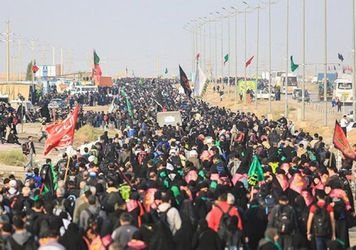 سيراً علی الاقدام؛ زوار الحسين(ع) يحيون مراسم الاربعين