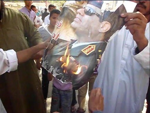 متظاهرون مصريون يمزقون صور "السيسي".. وآخرون يحرقونها