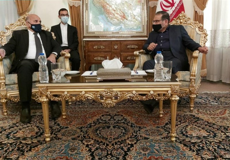 شمخاني: الحد الأدنى لمعاقبة أمريكا في جريمة اغتيال سليماني والمهندس هو مغادرة المنطقة فورا