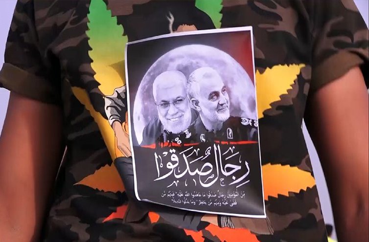 صور الشهيدين "قاسم سليماني و ابو مهدي المهندس" علی صدور زوار الأربعين + (فيديو)