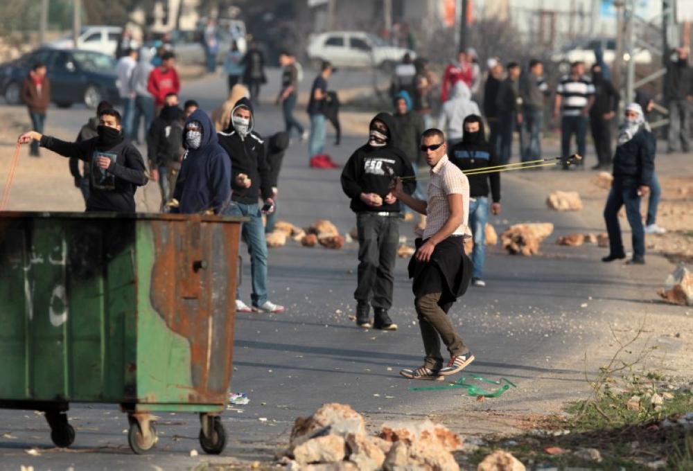 فلسطينيون يتصدّون لقوات الاحتلال بعد اقتحامها سلواد برام الله