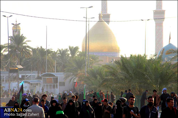 Peregrinos do Arbaeen marcham de Kufa a Karbala