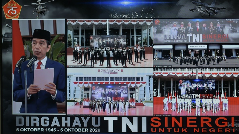 Presiden Jokowi Pimpin Upacara Peringatan HUT ke-17 TNI