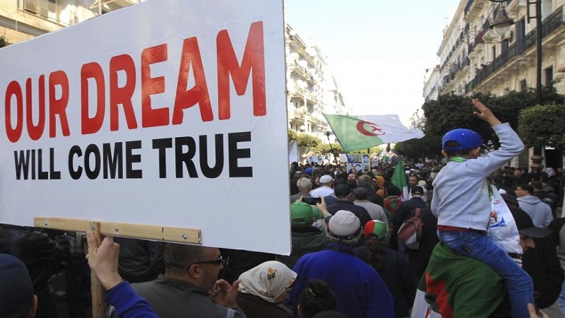 Waalgeria warejea tena mitaani, wataka utawala wa kiraia