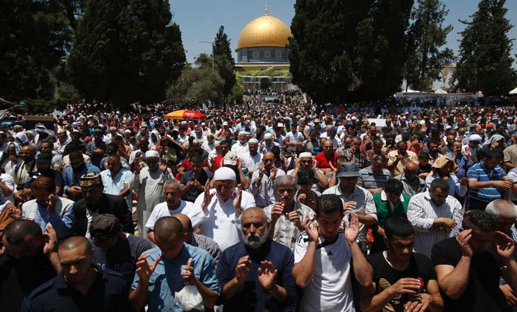 1200 فلسطيني صلوا اليوم في المسجد الاقصى 
