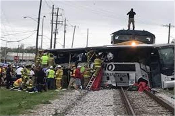 عشرات القتلى والجرحى إثر حادث تصادم حافلة بقطار في تايلاند