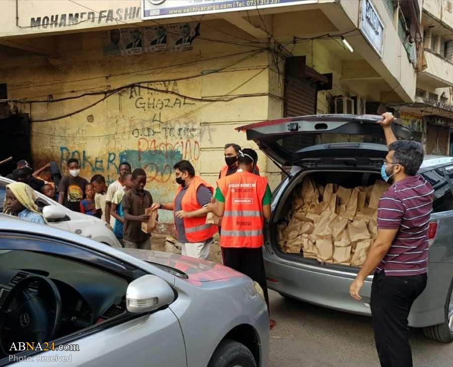 Photos: "Who is Hussain?" volunteers in Mombasa, Kenya distributes breakfast packs to those in need during Arbaeen 