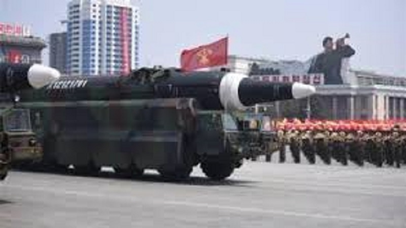 Corea del Nord, i 26 metri del missile-mostro di Kim e perché lo fa sfilare ora?