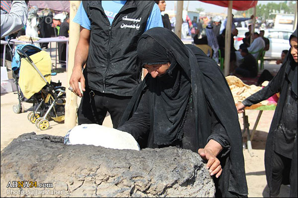 تقرير مصور/ تقديم الخدمات لزوار أربعينية الامام الحسين (ع) في مسير النجف - كربلاء (1)