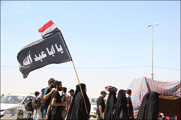 تقرير مصور/ حمل رايات عاشوراء في زيارة أربعينية الامام الحسين (ع)