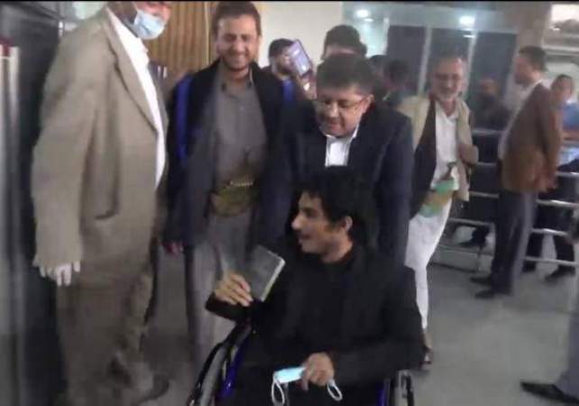 محمد على الحوثي يستقبل الجرحى والعالقين عبر مطار صنعاء